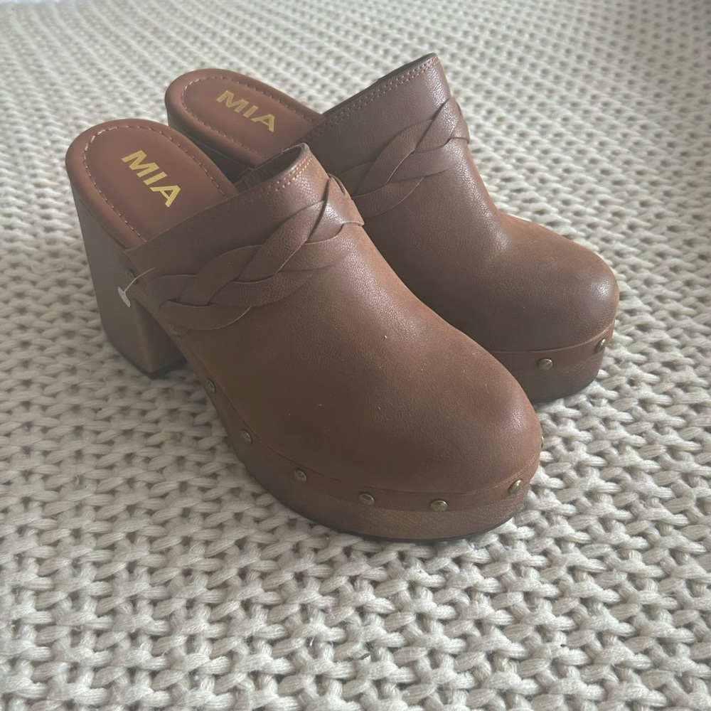 Mia women’s clogs